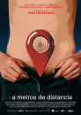 A metros de distancia / A few feet away  ()
