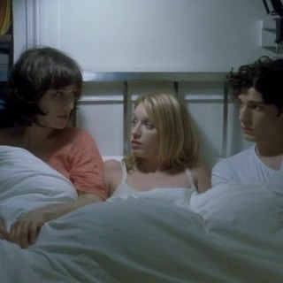 Alice (C. Hesmeová), Julie (L. Sagnierová) a Ismaël (L. Garrel)