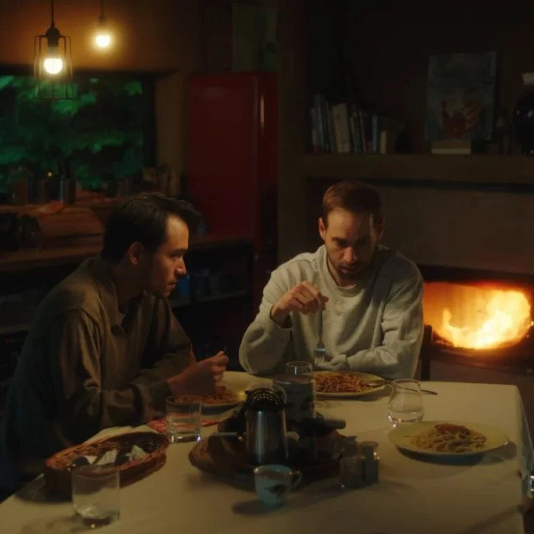 Daleko mezi námi Daleko mezi námi