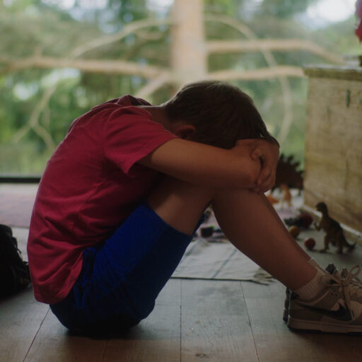 Daleko mezi námi Daleko mezi námi