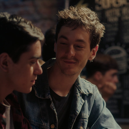 A metros de distancia / A few feet away