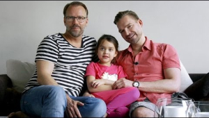 [Doku] Leihmutter, Eimutter und zwei Väter - Greta und Henri starten ins Leben (HD)